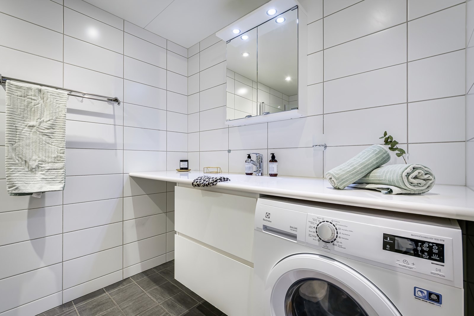 Det ene badet har adkomst fra entré. Galleribilde