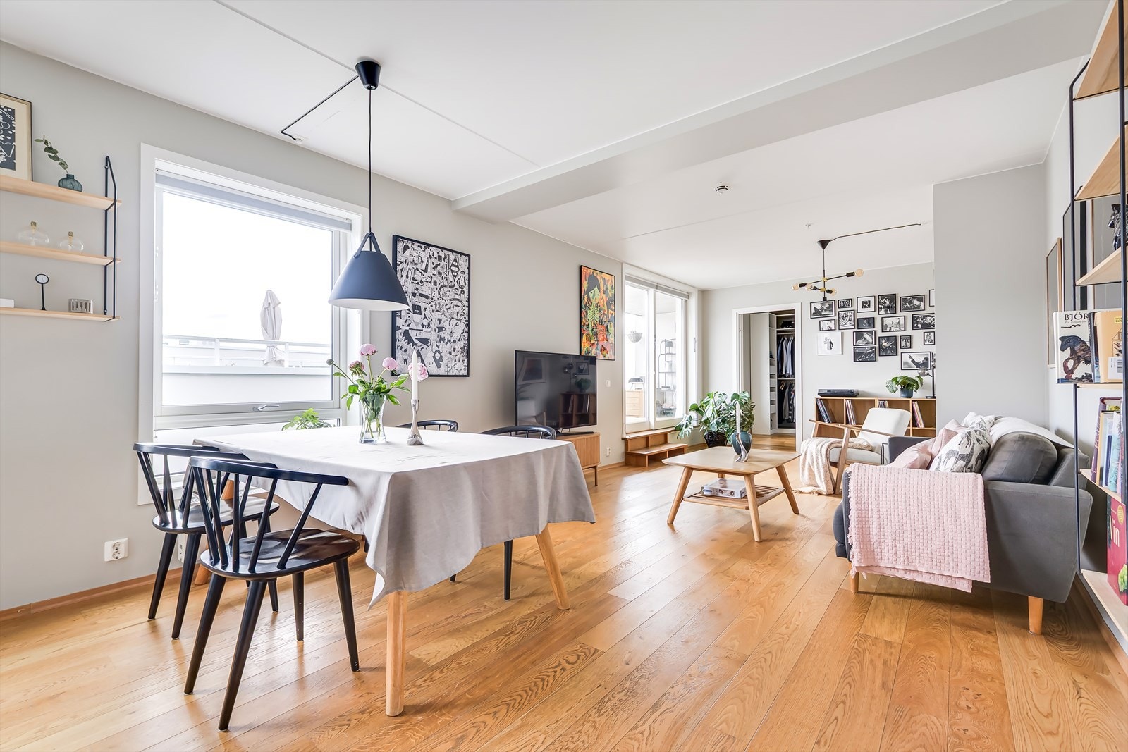 En unik og moderne 4-roms toppleilighet med fantastisk beliggenhet på Løren! Galleribilde