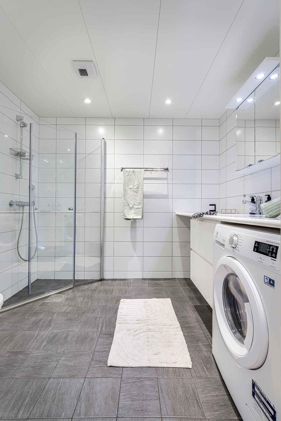 Videre er det speilskap, toalett og dusjhjørne. Galleribilde