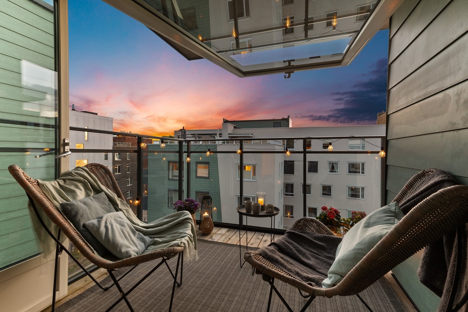 Fra det ene soverommet er det utgang til en herlig balkong på 7 kvm. Galleribilde