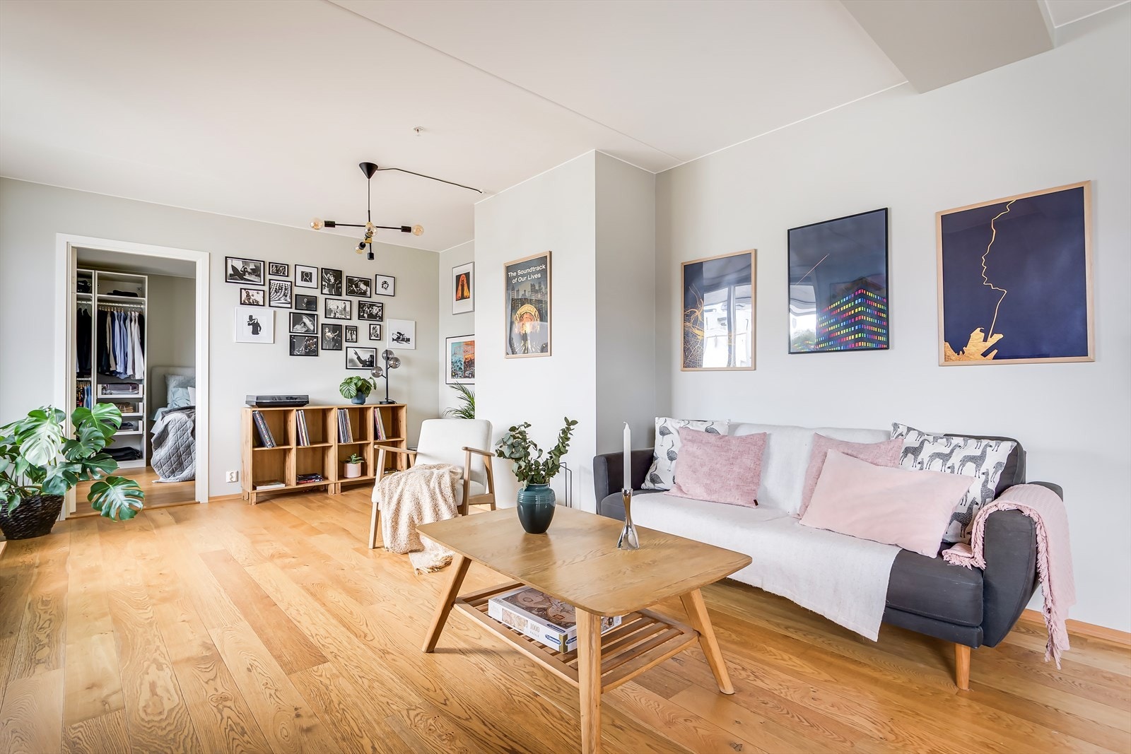 Her er det rikelig med plass til sofagruppe, spisebord og TV-løsning. Galleribilde