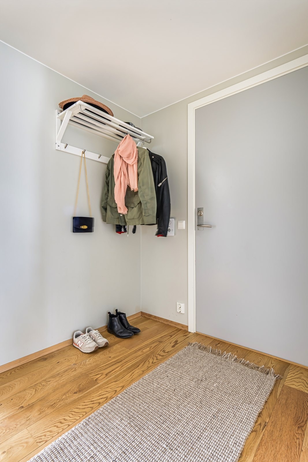 Allerede i det du trår inn døren, møtes du av en lys og innbydende entré som gir et strålende førsteinntrykk. Galleribilde