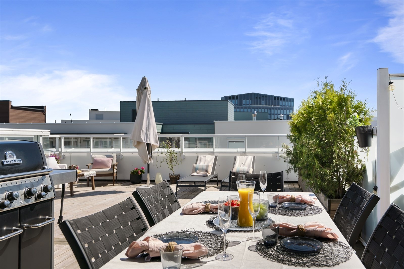 Her kan du nyte sola store deler av dagen. Galleribilde