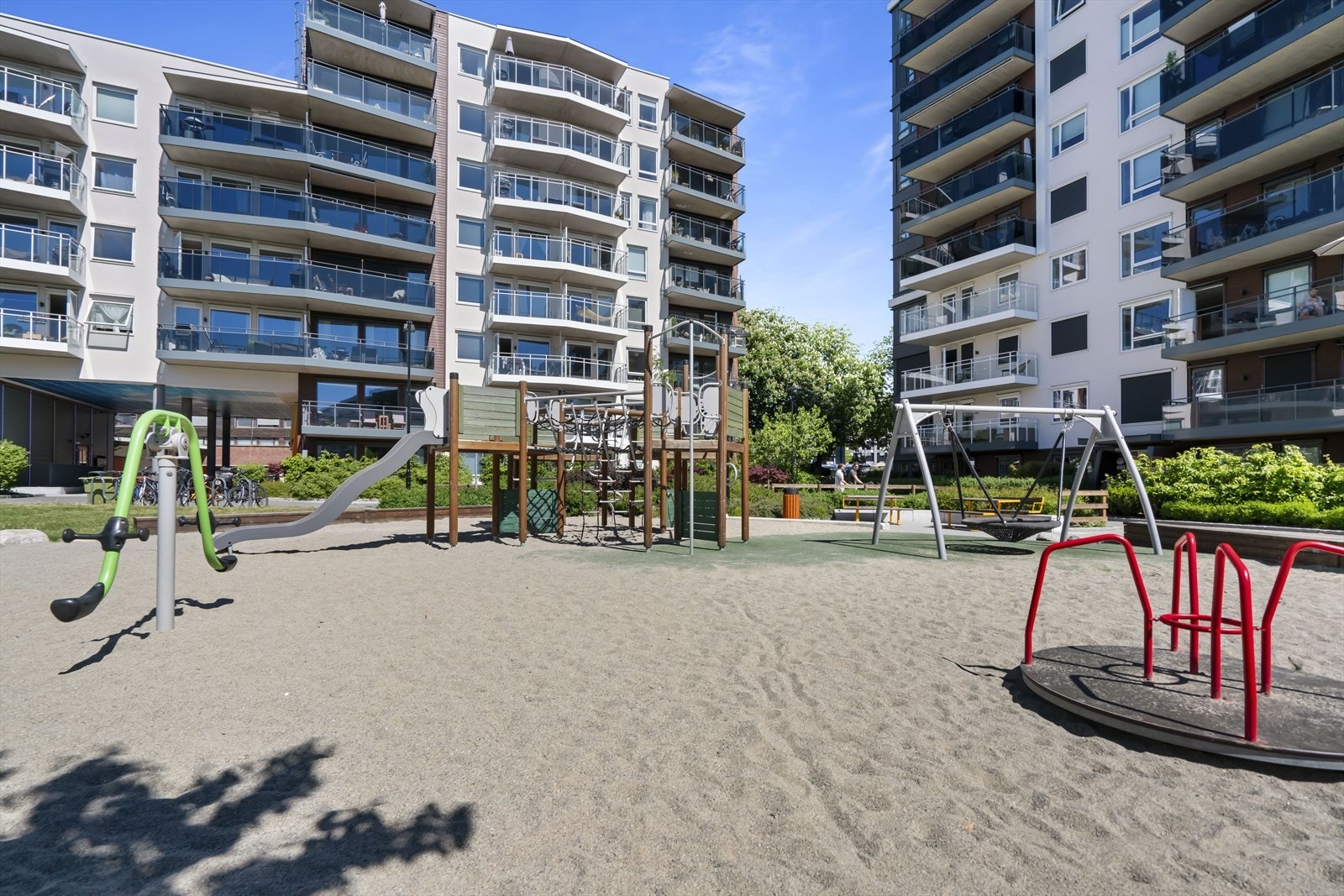 Uteområdene er opparbeidet med lekeplass og sittegrupper. Galleribilde