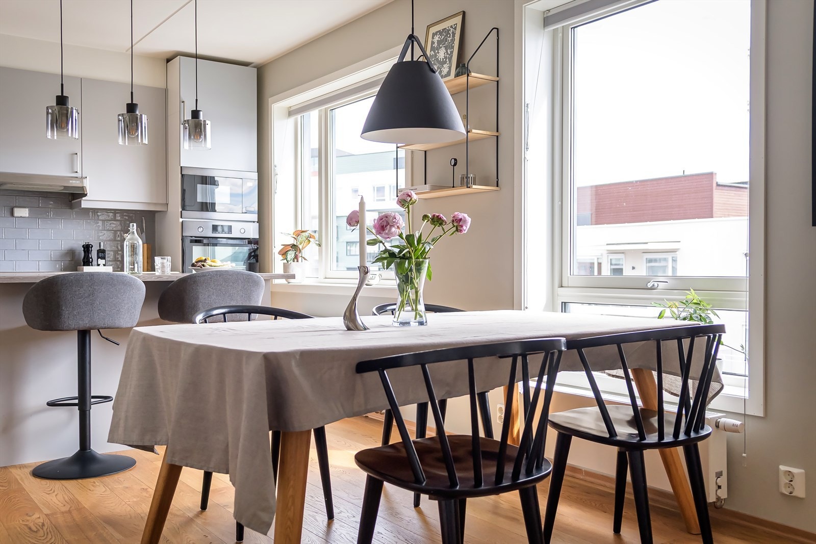 De lyse, malte veggene, downlights i taket og den gjennomgående parketten gir rommet et helhetlig og elegant uttrykk. Galleribilde