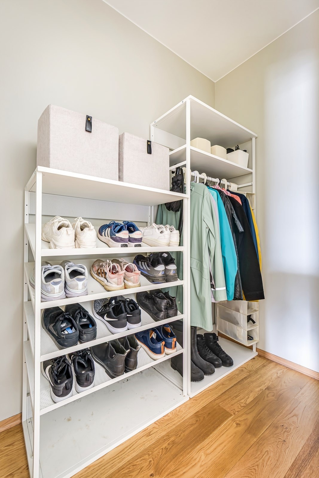 Fra entréen er det direkte tilgang til en innvendig bod - svært praktisk for oppbevaring av klær, støvsuger, og andre hverdagslige gjenstander. Galleribilde