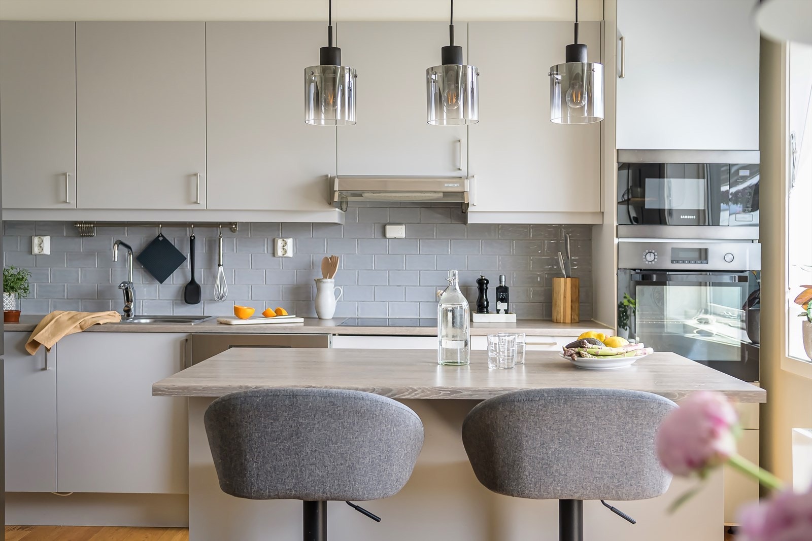 Det er oppvaskmaskin, integrert komfyr, mikro og nedfelt platetopp og det er tilkoblet en ventilator over kokeplass. Galleribilde