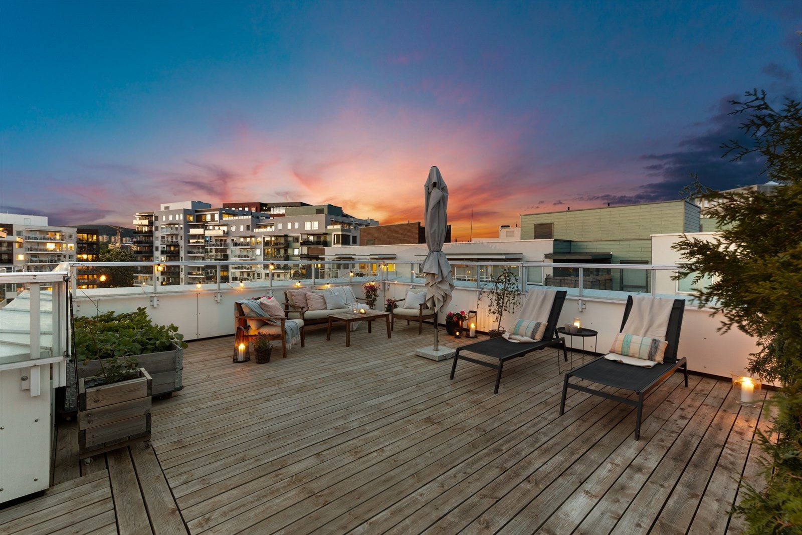 Leiligheten friste med en solrik terrasse på hele 55 kvm og en herlig balkong på 7 kvm. Galleribilde