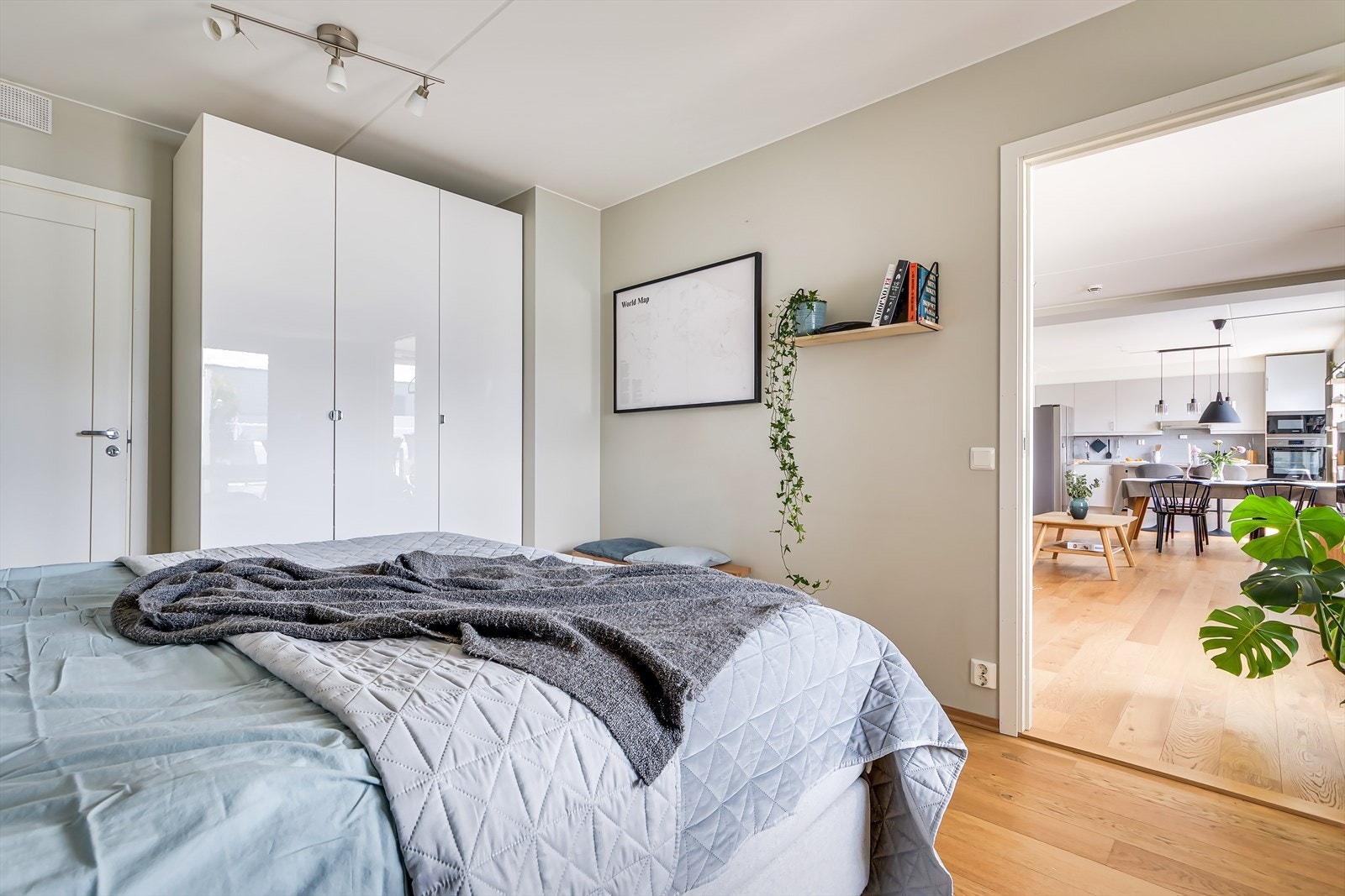 God plass til dobbeltseng, nattbord og klesoppbevaring. Galleribilde