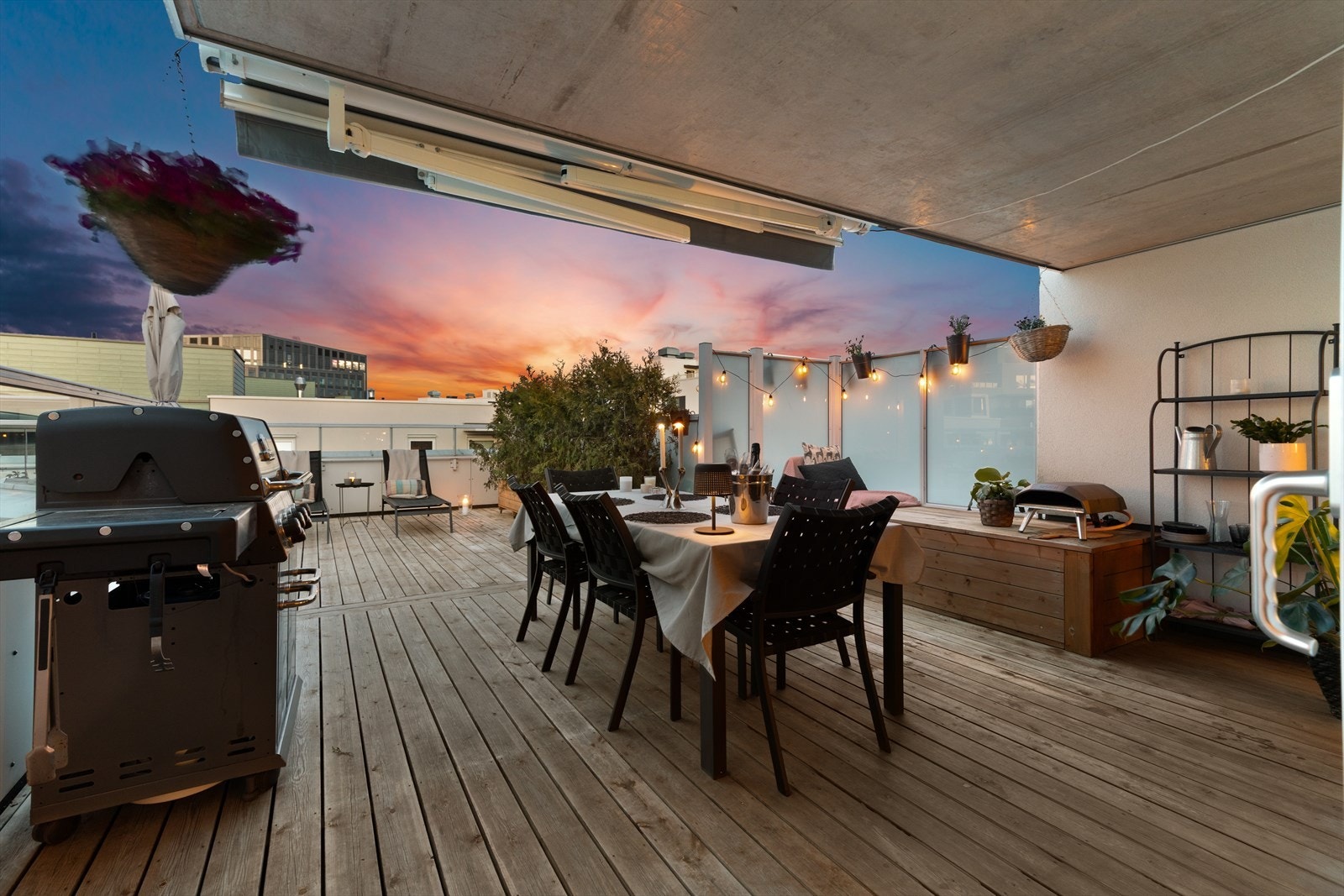 På de fineste dagene fungerer terrassen som en forlengelse av stuen. Galleribilde