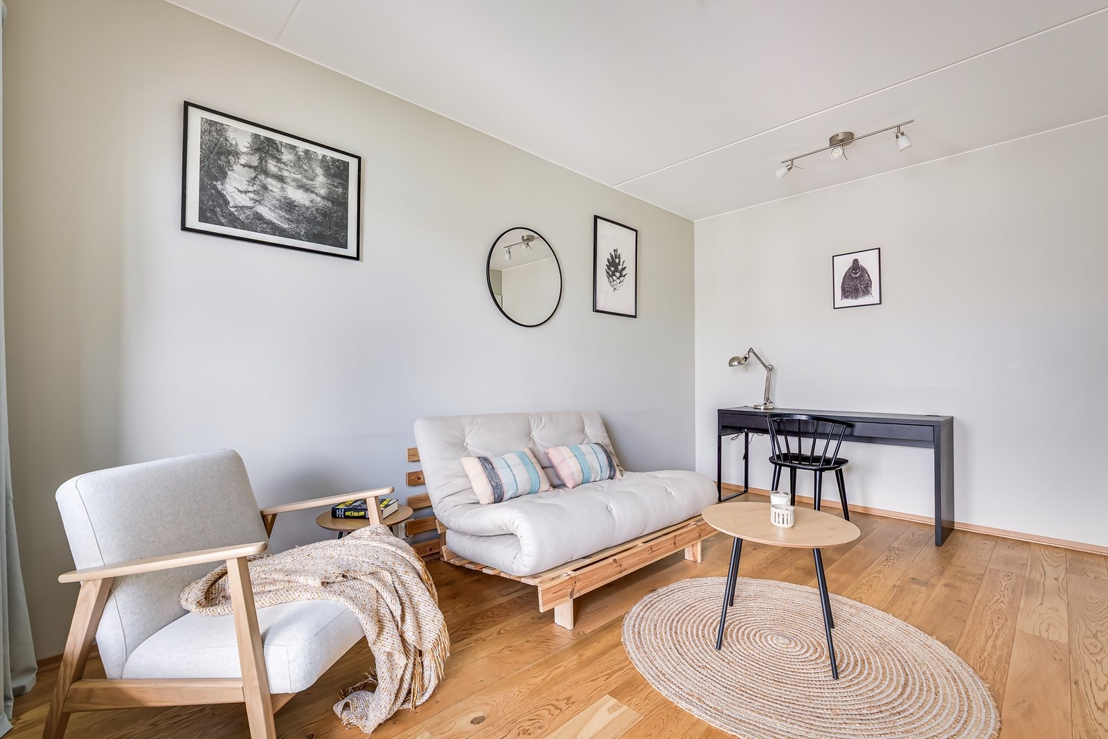 God plass til seng, sofa og kontorløsning. Galleribilde