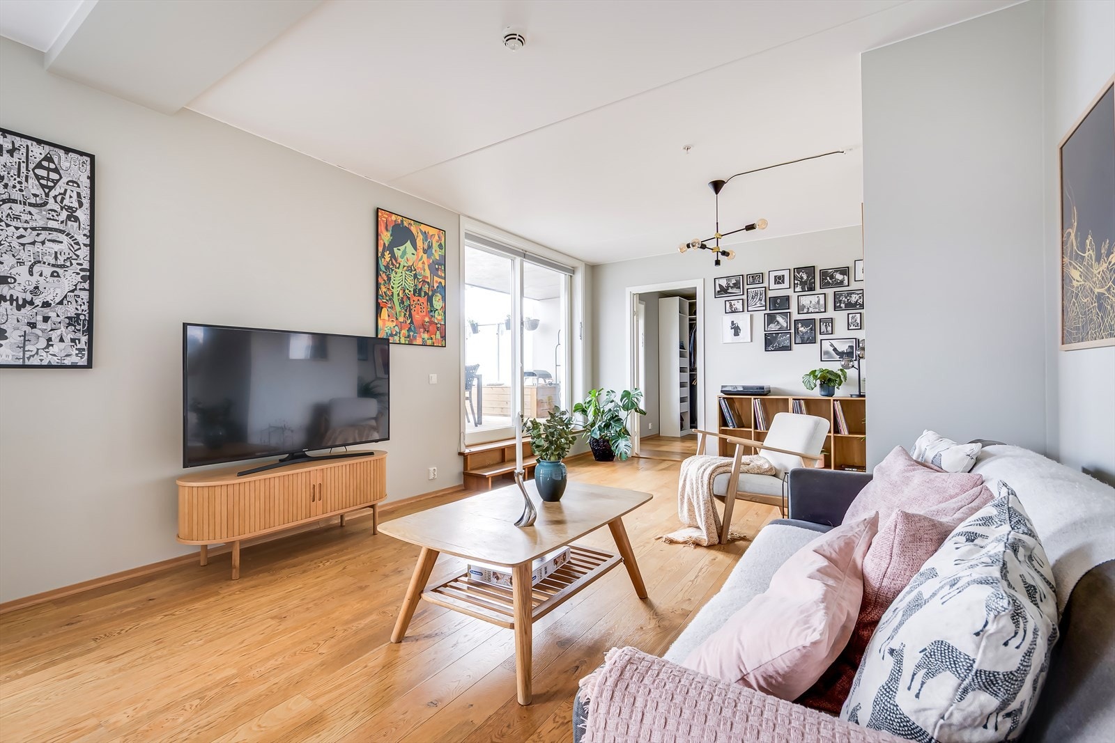 Stuen er hjemmets hjerte - et lyst og luftig rom med en behagelig atmosfære som inviterer til både avslapning og hyggelige sammenkomster. Galleribilde