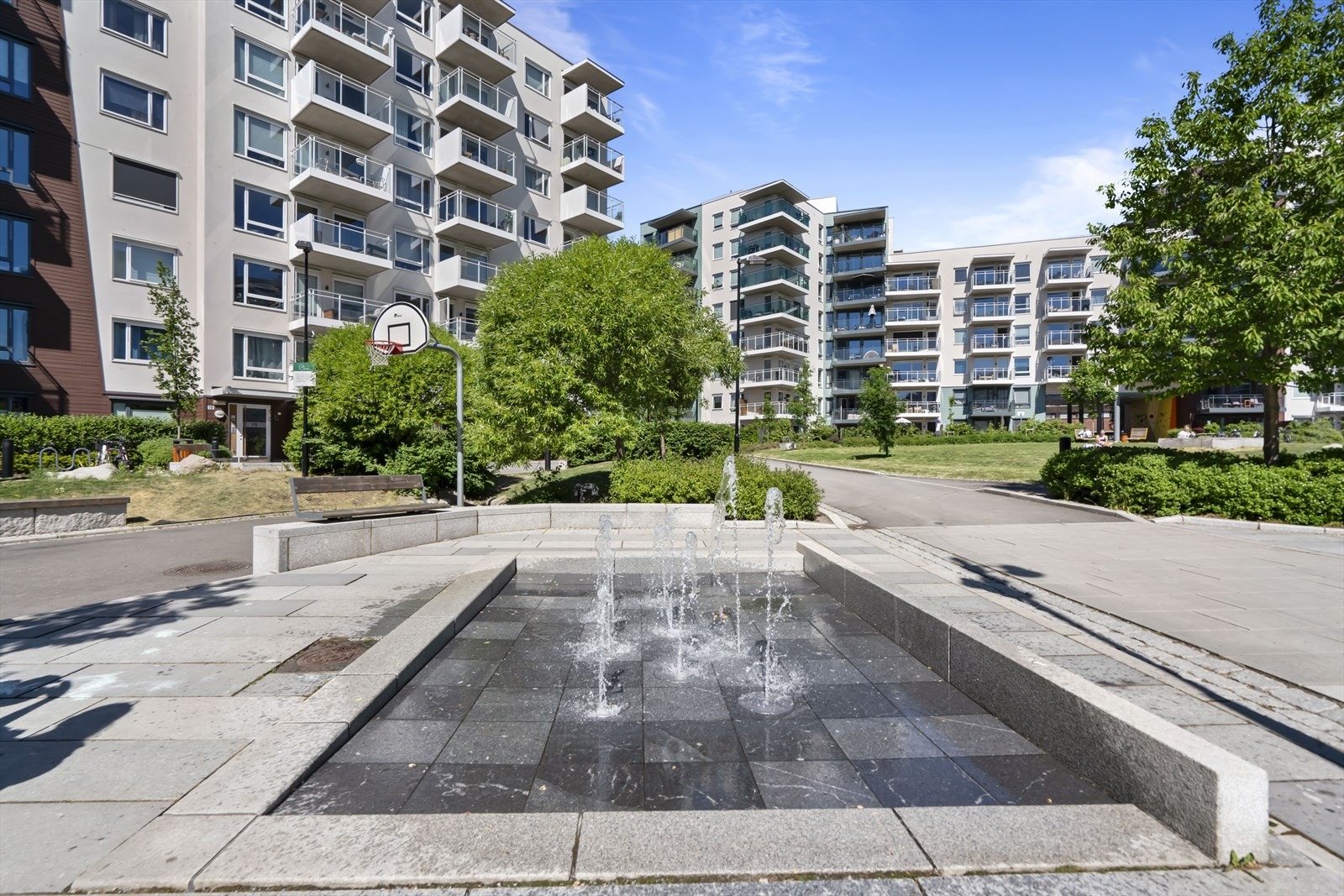 Fra leiligheten er det kort vei til både Løren Torg og Hasle Torg som kan by på alt av bymessige fasiliteter. Galleribilde