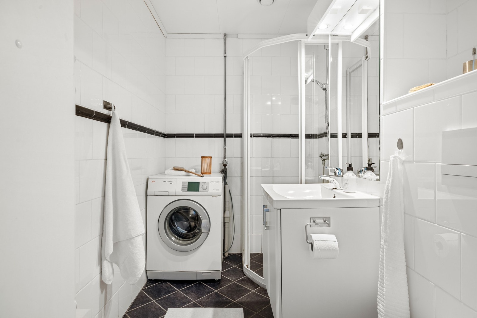 Badet er helfliset og fremstår som pent og velholdt. Galleribilde