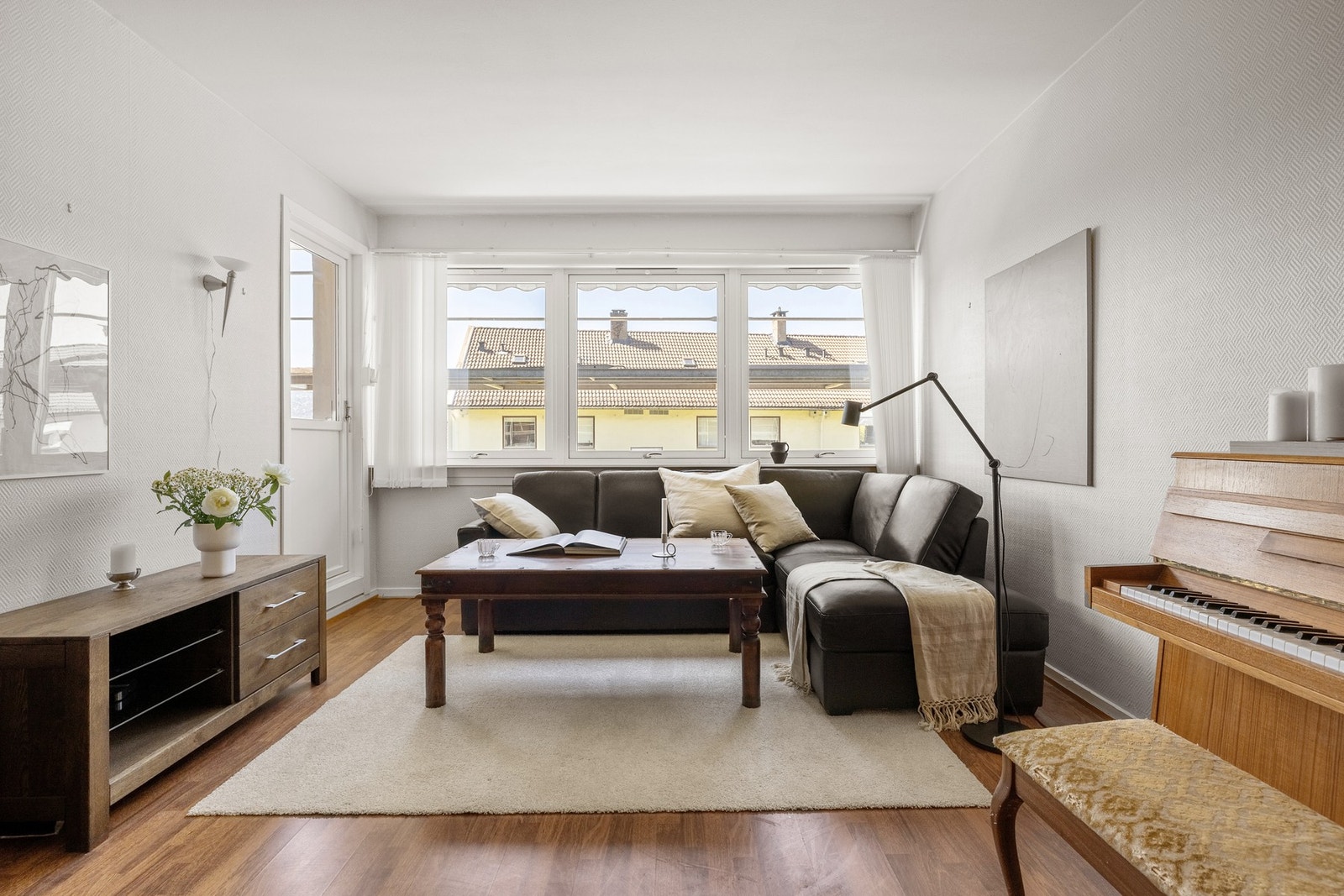 Stuen er romslig og lys med store vindusflater som slipper inn rikelig med naturlig lys. Galleribilde