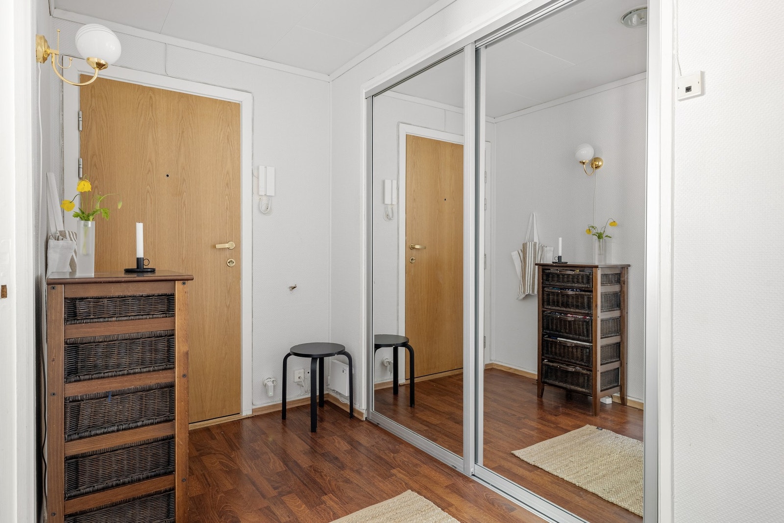 Du ønskes velkommen inn i en lys og innbydende entré med god plass til oppbevaring av yttertøy og sko. Galleribilde