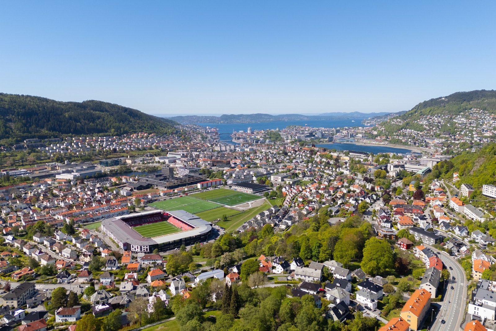 Det er kort gange gjennom Christieparken og langs Brann Stadion til Høgskulen på Vestlandet (HVL), hvor ca. 7 200 studenter holder til Galleribilde
