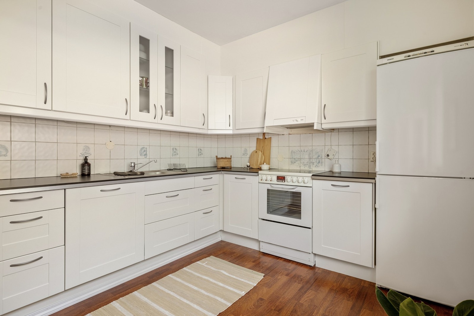 Innredningen består av profilerte fronter, laminat benkeplate med nedfelt stålvask, samt integrert oppvaskmaskin og ventilator. Galleribilde