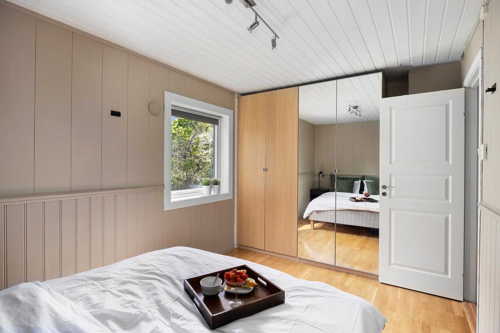 God plass til garderobe Galleribilde