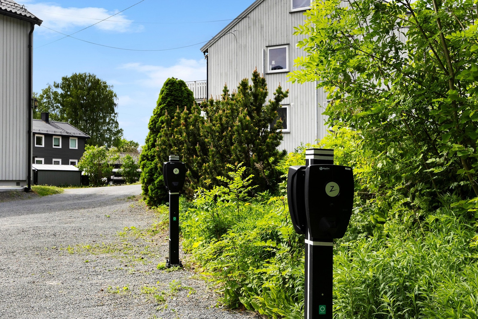 Det er romslig gårdsplass, med opplegg for lading av elbil Galleribilde