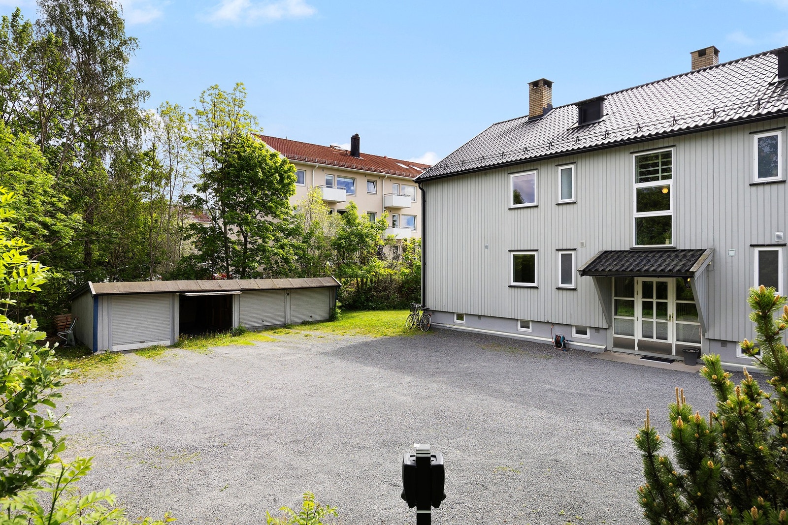 Leiligheten disponerer garasjeplassen helt til venstre, med elektrisk portåpner Galleribilde