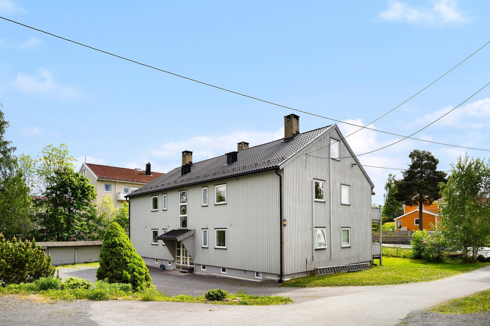 Det er romslig gårdsplass, med opplegg for lading av elbil Galleribilde