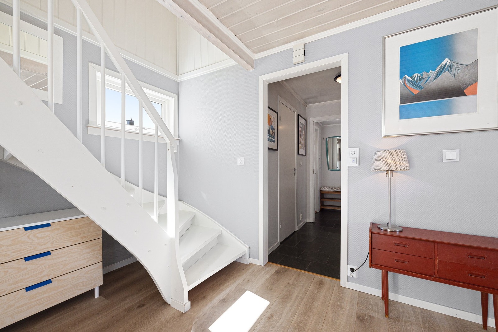 Stig på! Boligen har ideel planløsning med stue og kjøkken i 1. etasje og soverommene i 2. etasje Galleribilde