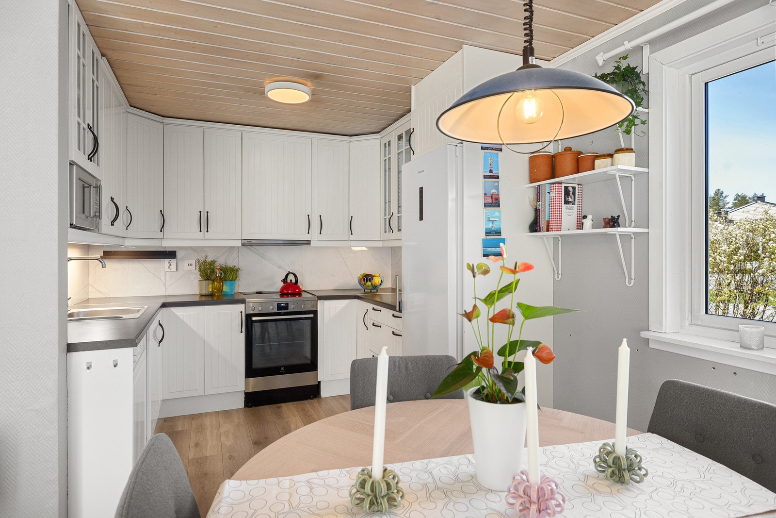 Kjøkkenet byr på godt med oppbevaringsplass i skapene, samt gode arbeidsflater Galleribilde