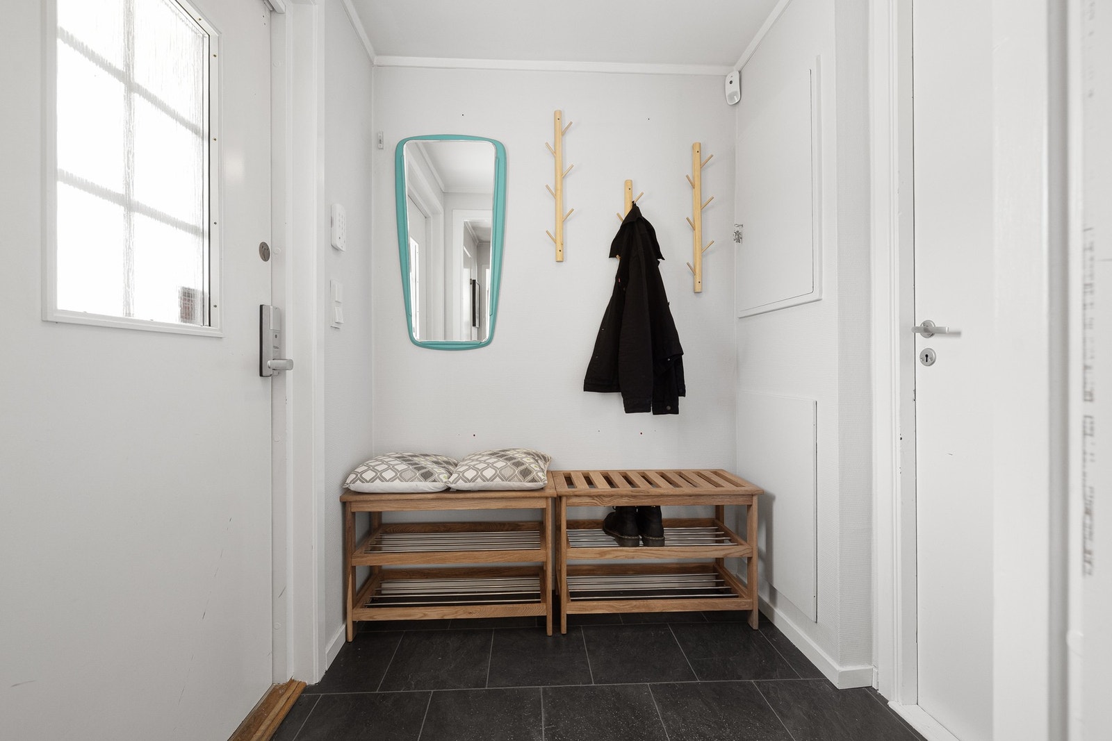 Velkommen inn! Ved entréen finnes det en praktisk innvendig bod. Det er ellers også god lagringsplass med egen bod i garasjen Galleribilde