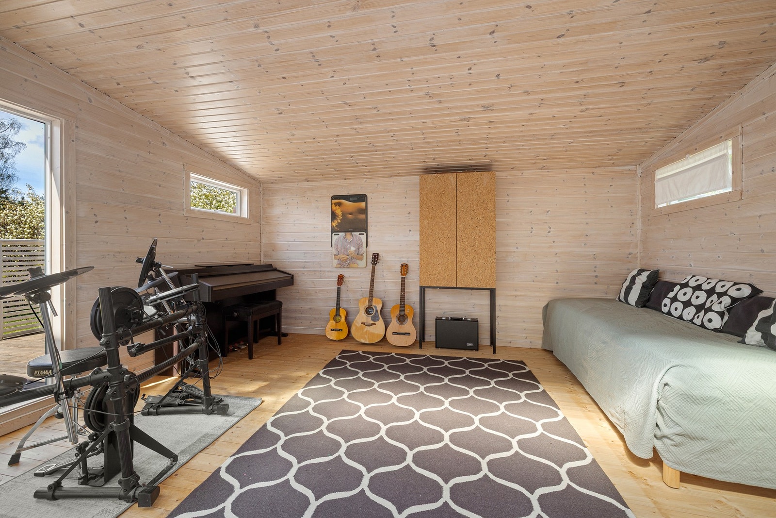 Blir det for kjølig er det mulig å trekke inn til denne sommerstuen Galleribilde