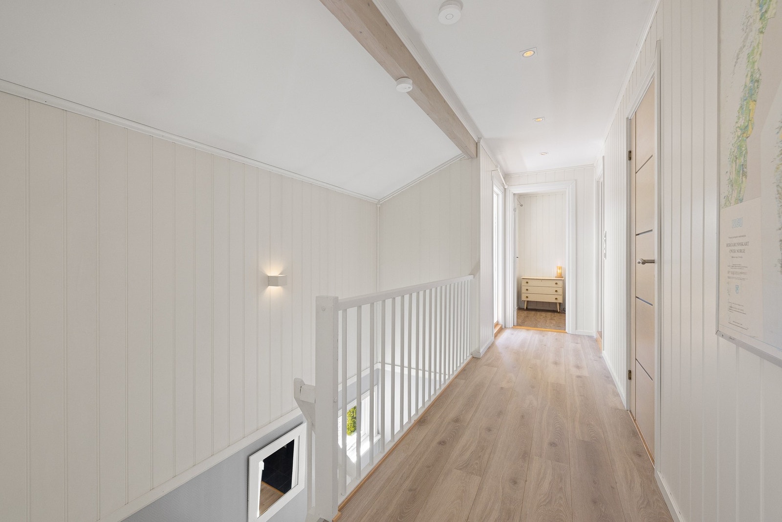 Lys og delikat gang med downlights i taket Galleribilde