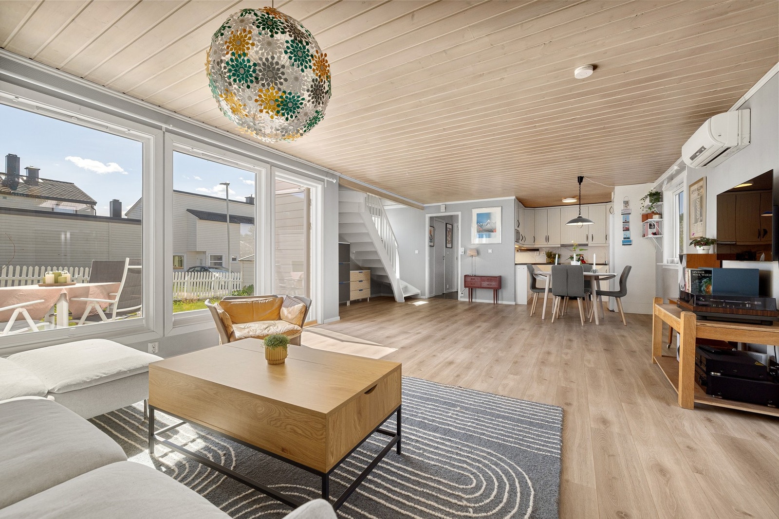 Her får du store vindusflater som strekker seg fra gulv til tak og slipper rikelig med lys inn Galleribilde