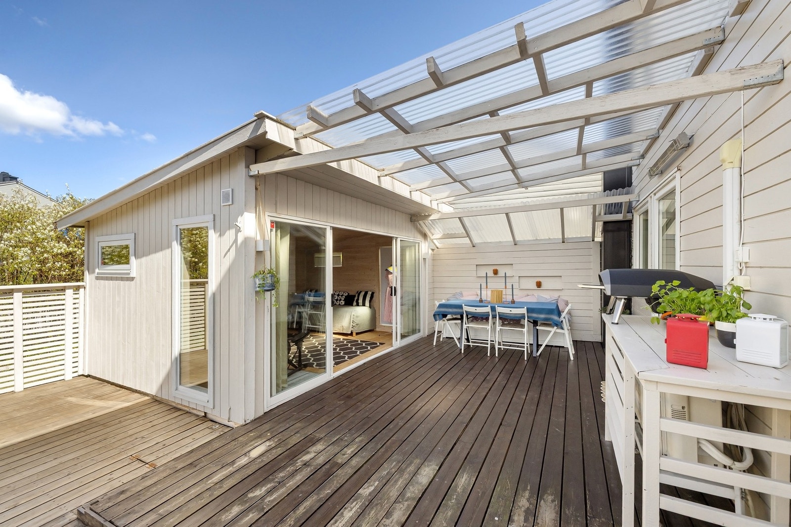 Her kan hele familien kose seg ute med stor terrasse i med flere soner og egen sommerstue! Galleribilde