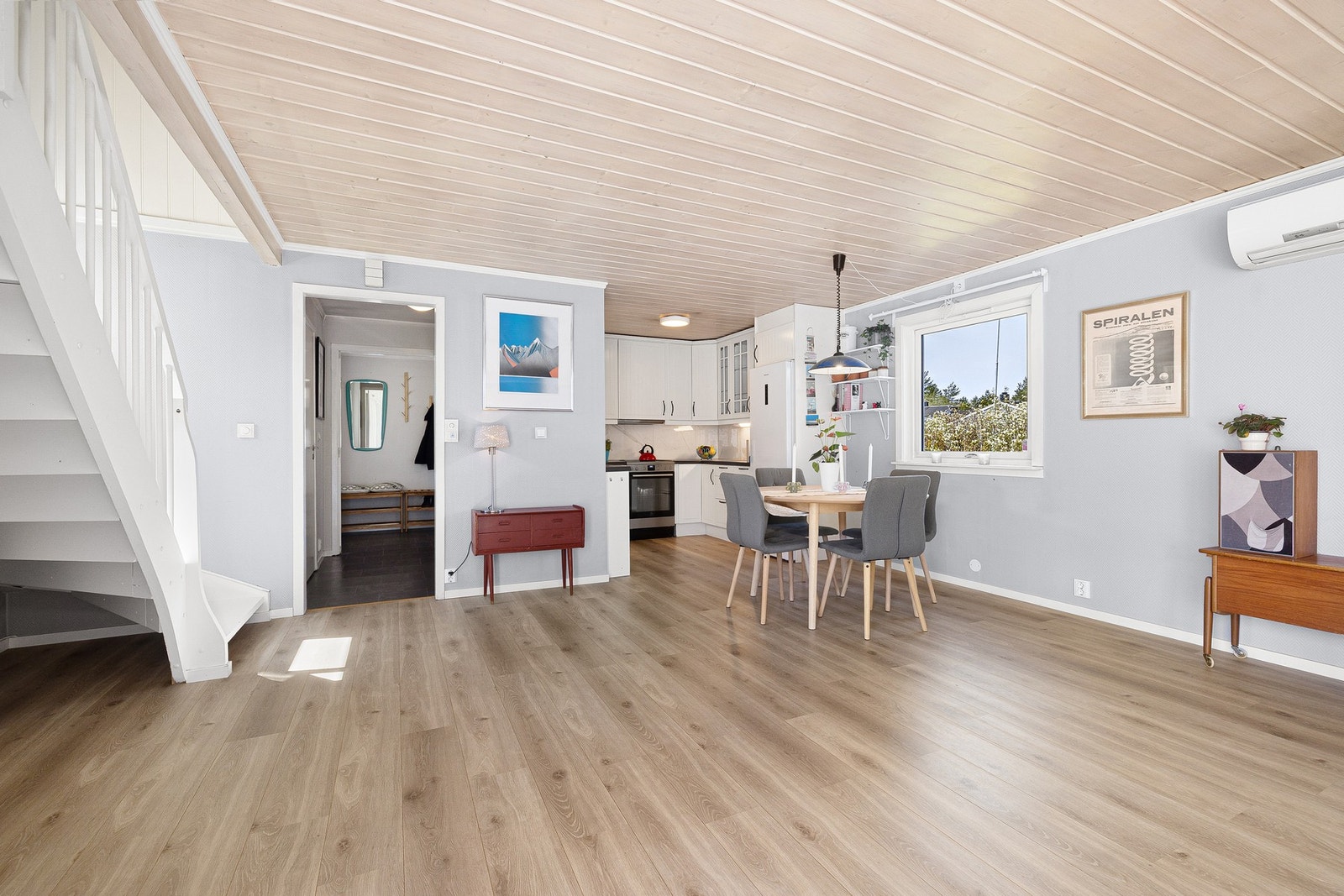 Med kjøkken i egen krok åpnes rommet opp og gir romslig stue med gode muligheter for innredning av egen spisestue Galleribilde