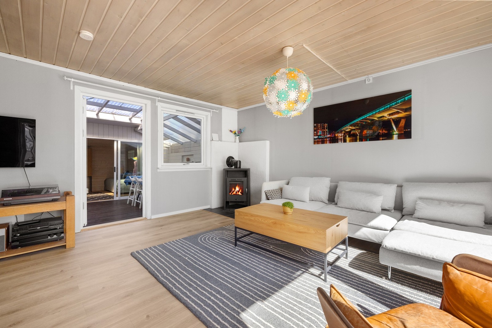 Stuen og uteplassene er perfekt for trivelige sammenkomster Galleribilde