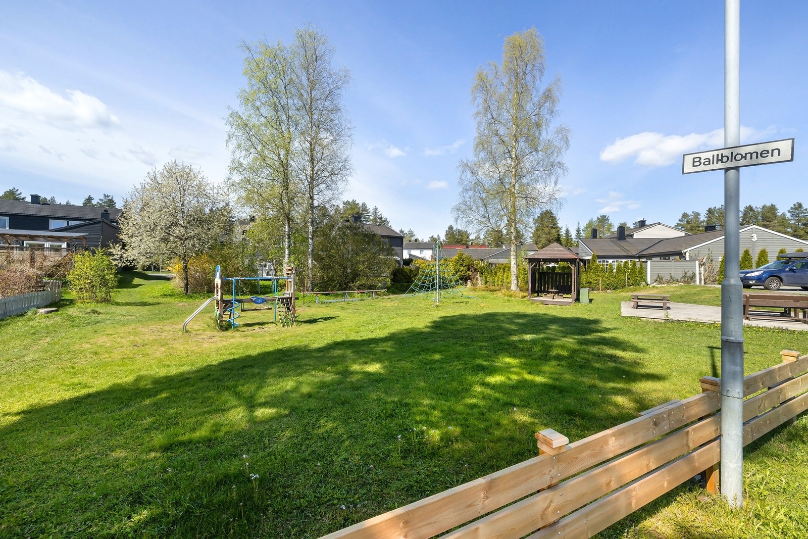 Borettslagets tomt er pent opparbeidet med lekeplasser og sittegrupper som beboere kan nyte gleden av med barna sine Galleribilde