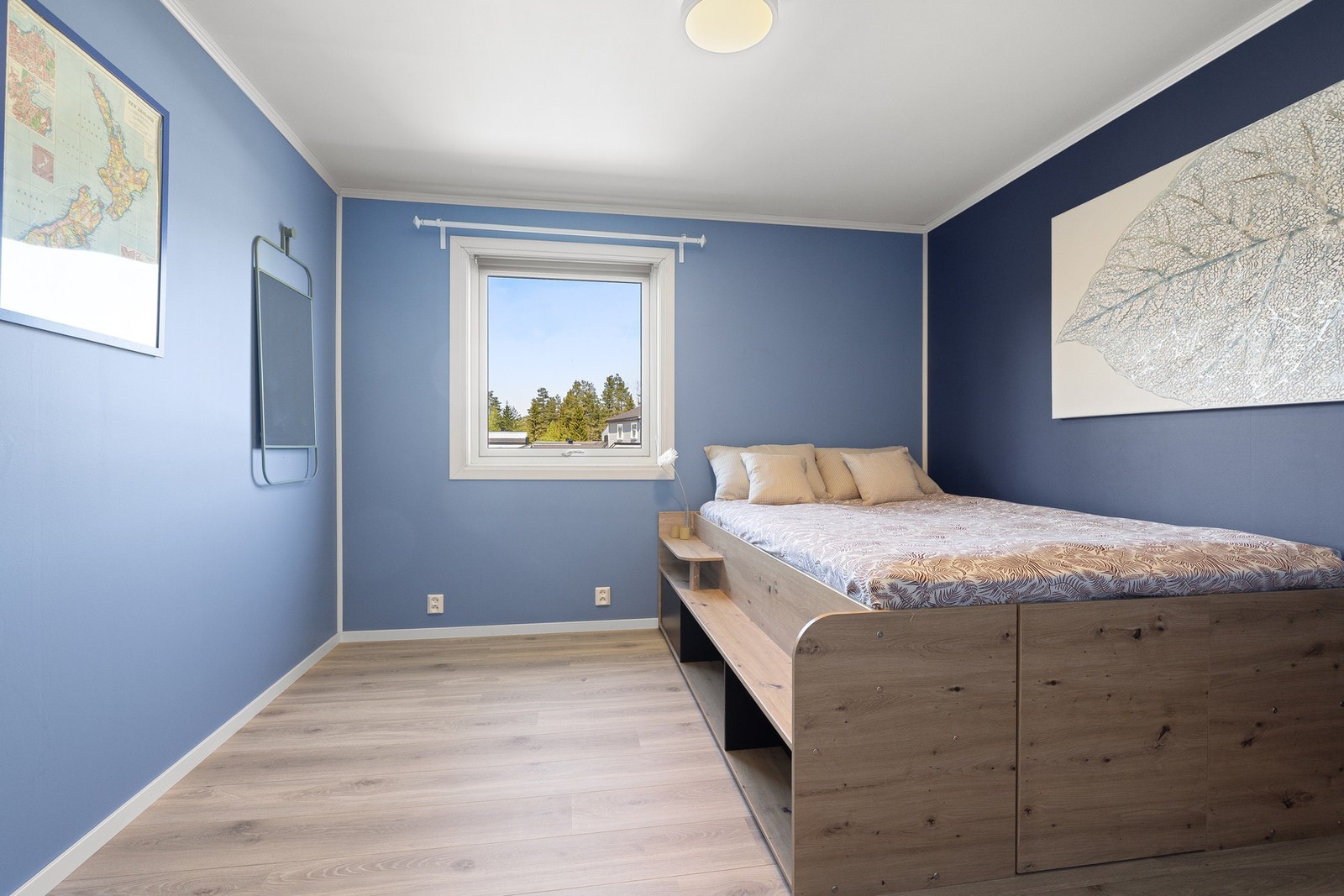 Hovedsoverommet er romslig av størrelse og gir god plass til garderobeskap og et skrivebord/sminkebord Galleribilde