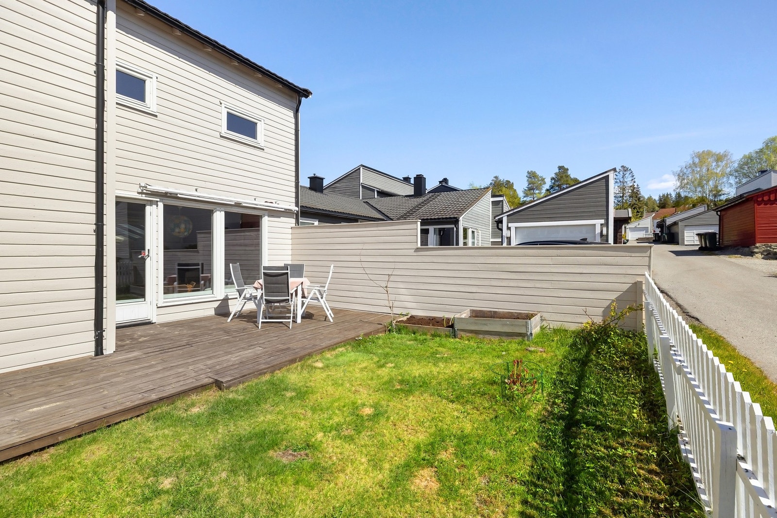 På denne siden får du deler av morgen- og formiddagssola før solen trekker seg mot utestuen på kvelden Galleribilde