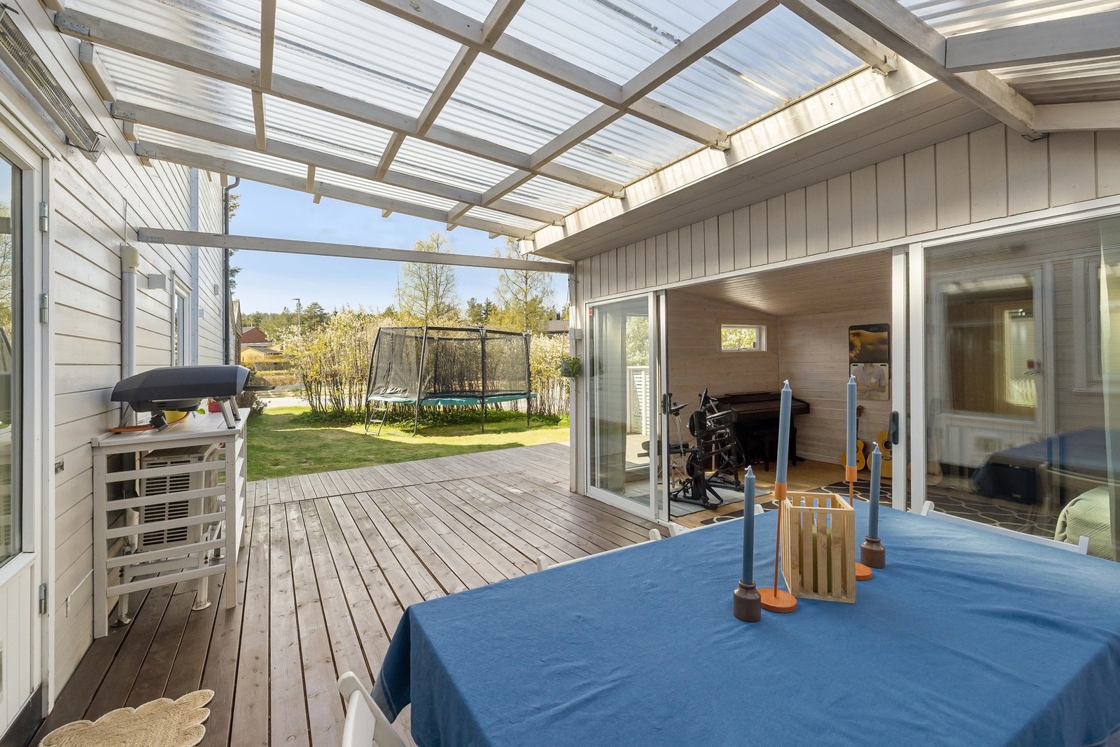 Et stort og sosialt uteområde, perfekt for å invitere gjester på et hyggelig måltid! Galleribilde