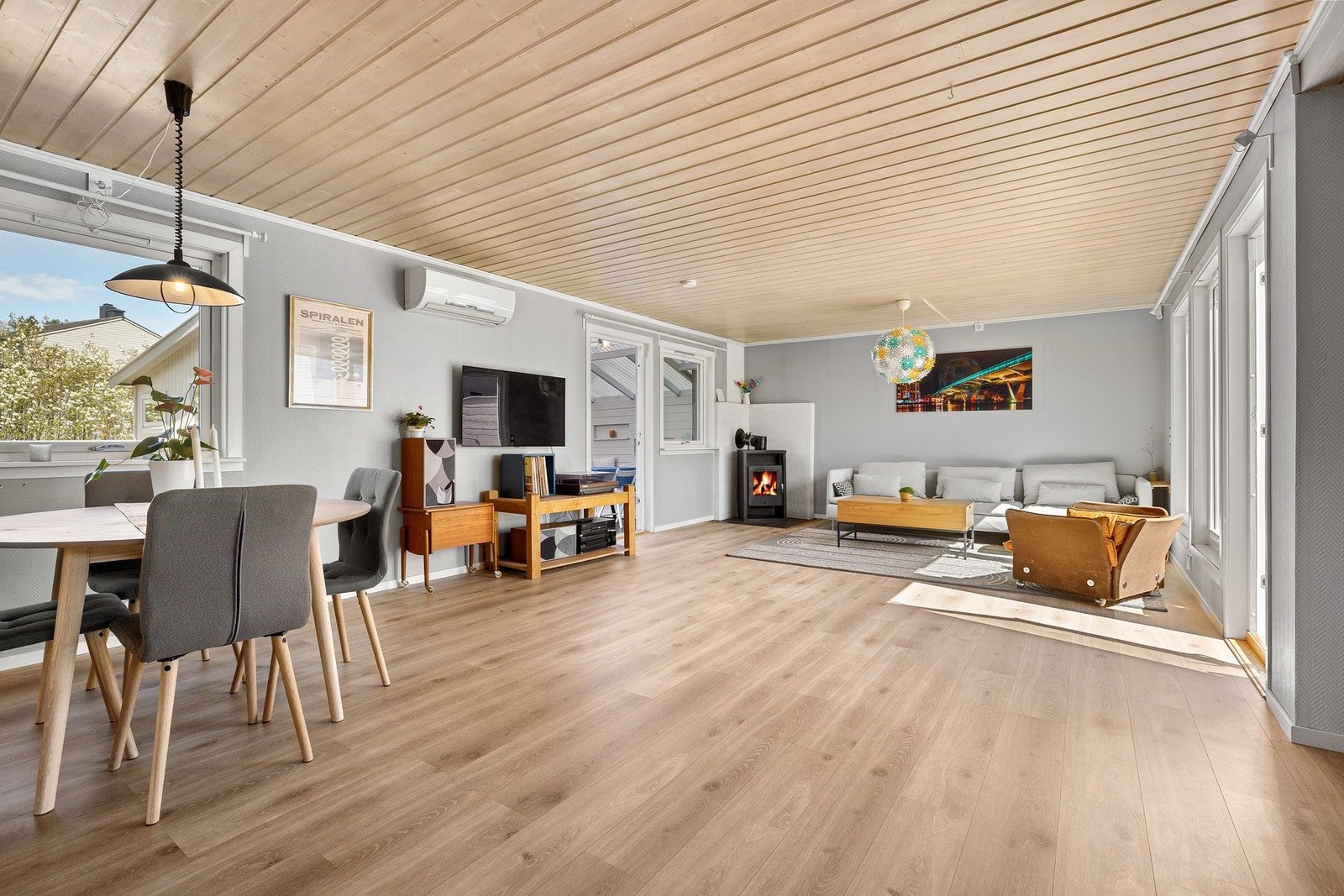 Boligen byr på en lekker og romslig stue med et stilrent og moderne utseende Galleribilde