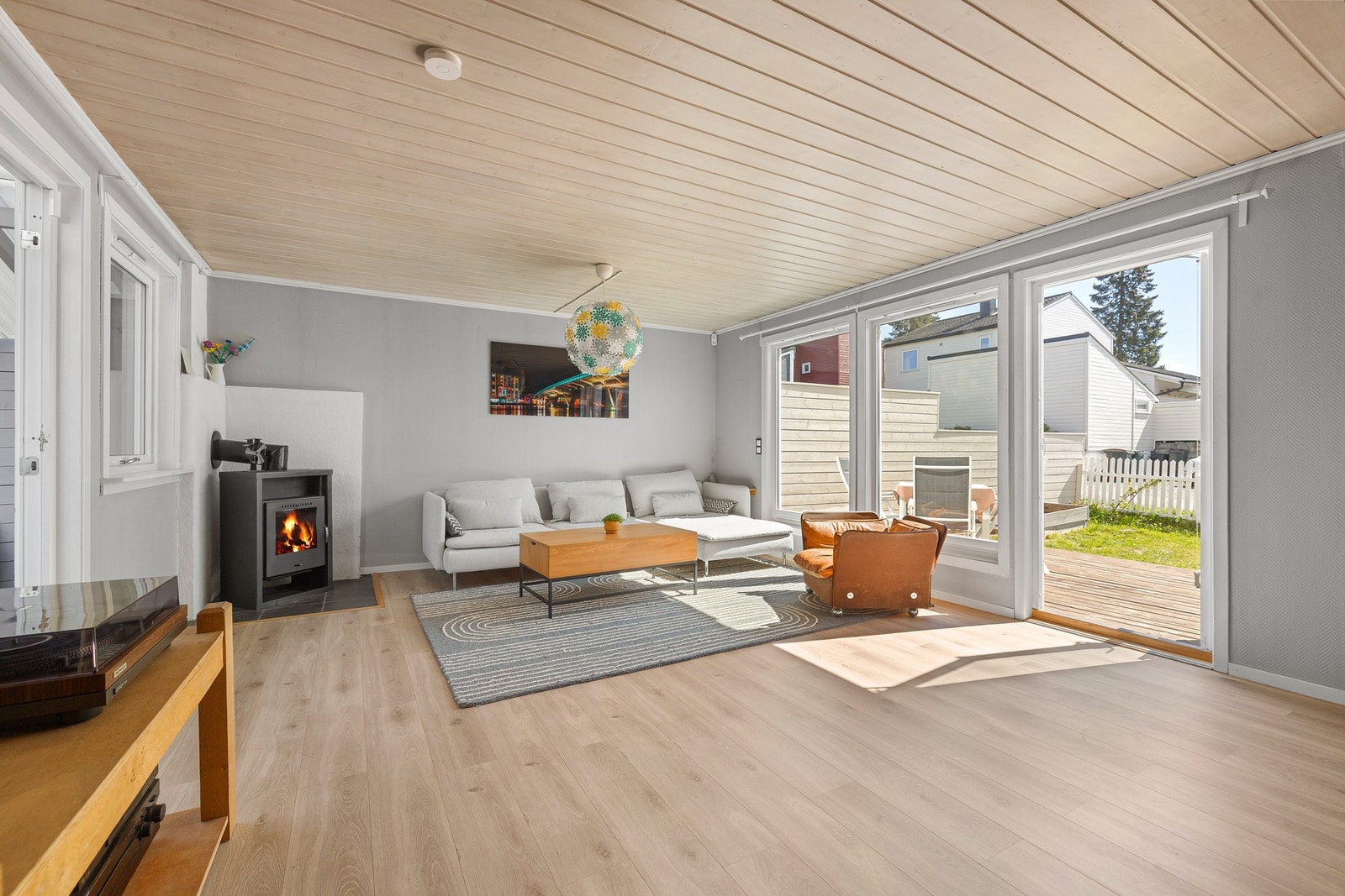 Huset er en lys og tiltalende 5-roms enebolig med familievennlig planløsning og flotte uteområder Galleribilde