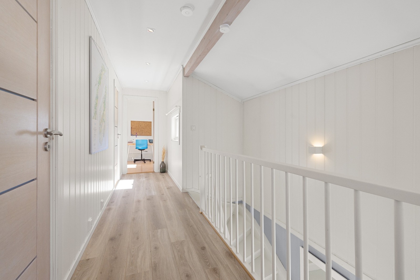 2. etasje består av gang/hall, et romslig bad, 4 soverom og luftebalkong Galleribilde