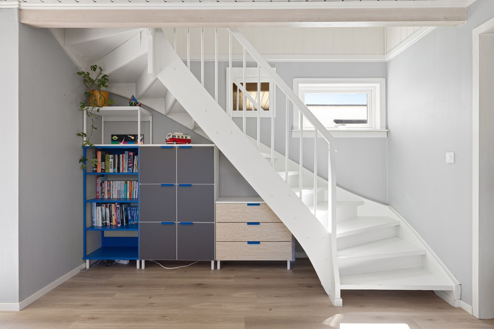 Det god plass til pen oppbevaring under trappeløpet Galleribilde