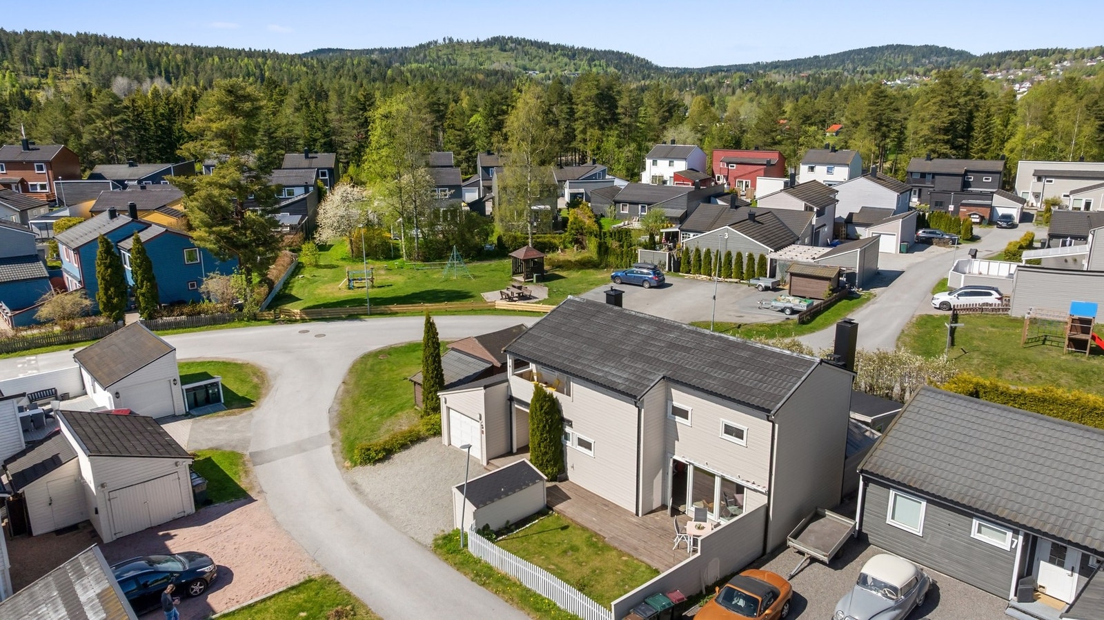 Vi takker for titten og ønsker velkommen til visning for dette herlige huset med solrike uteplasser Galleribilde