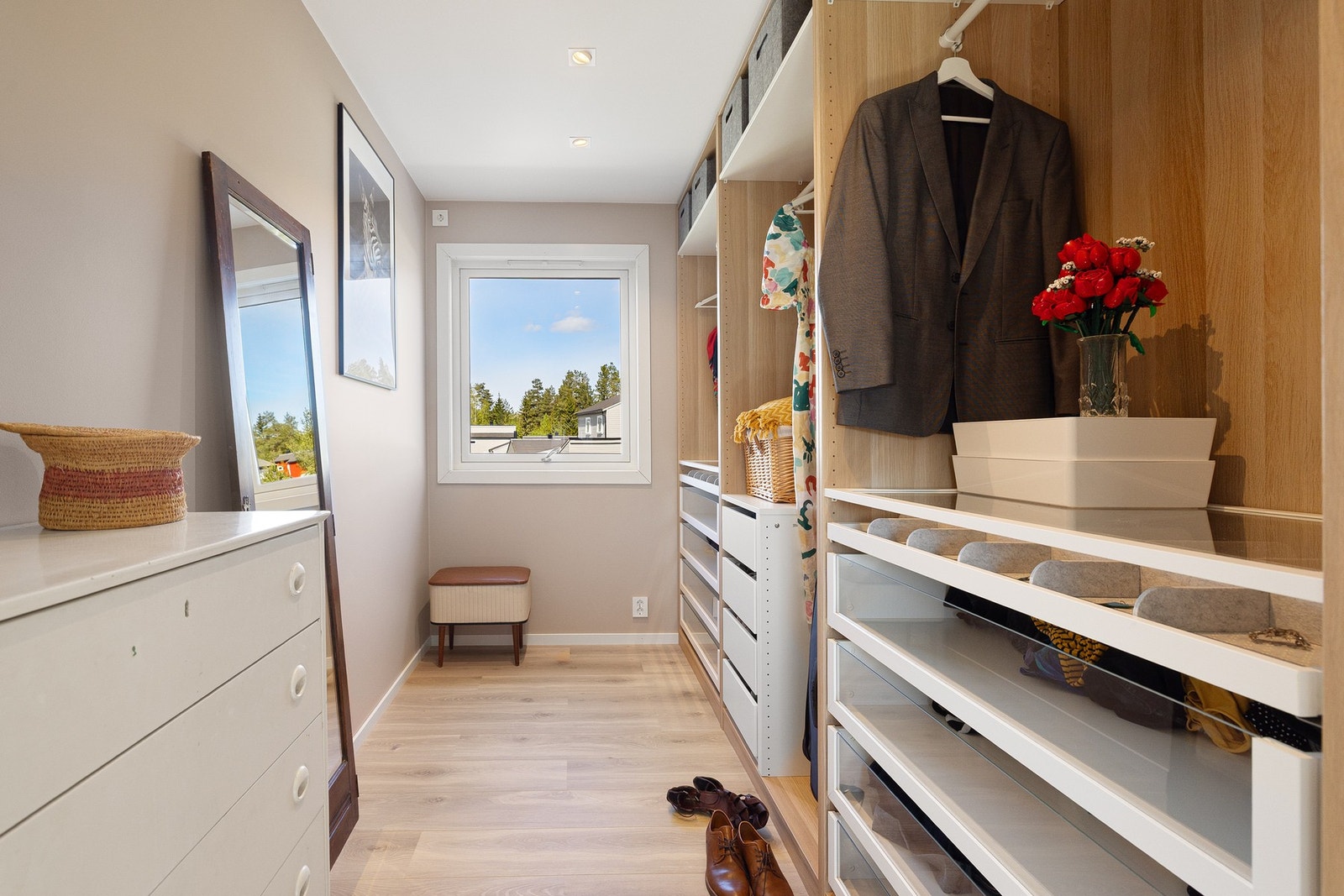 Soverom 3 - Er i dag benyttet som lekkert garderoberom / walk-in-closet Galleribilde