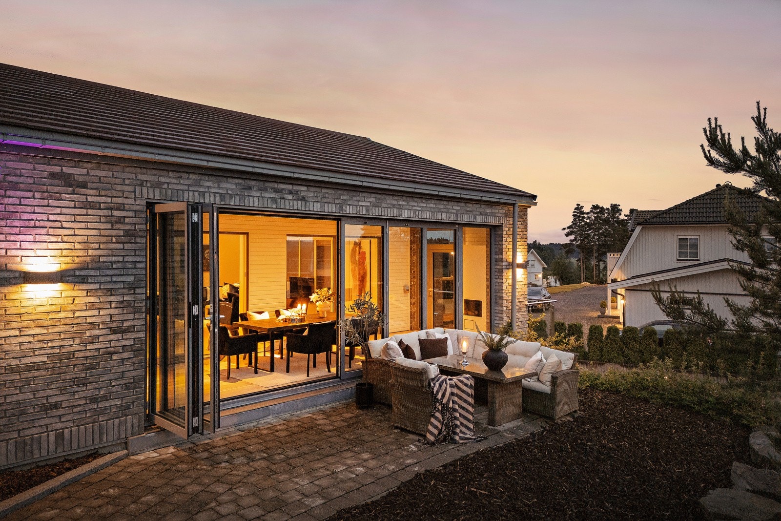 Steinlagt uteplass og isolert vinterhage. Galleribilde