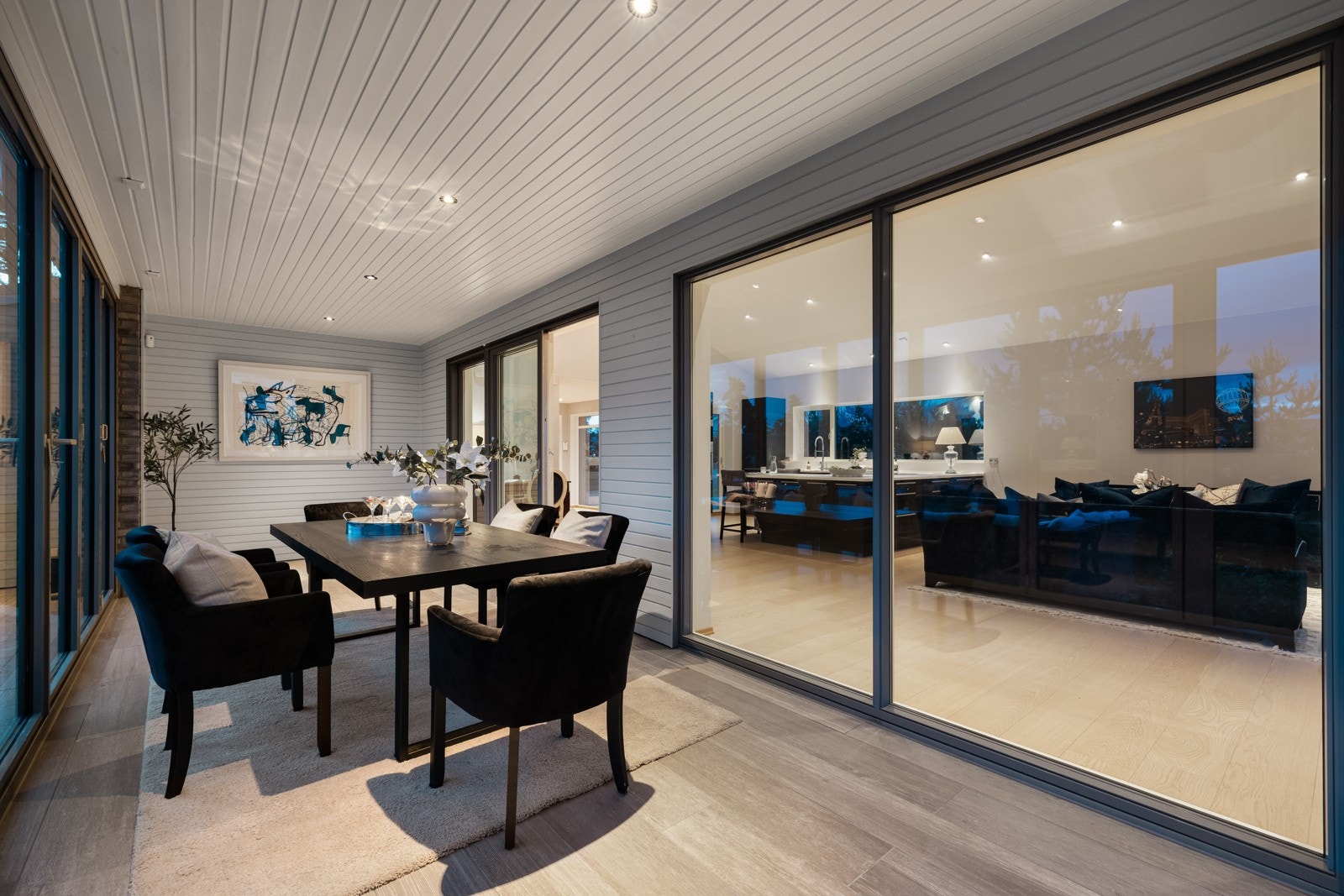 Vinterhagen er isolert og med varmekabler i gulvet Rommet binder inne og ute sammen på en sømløs måte. Galleribilde