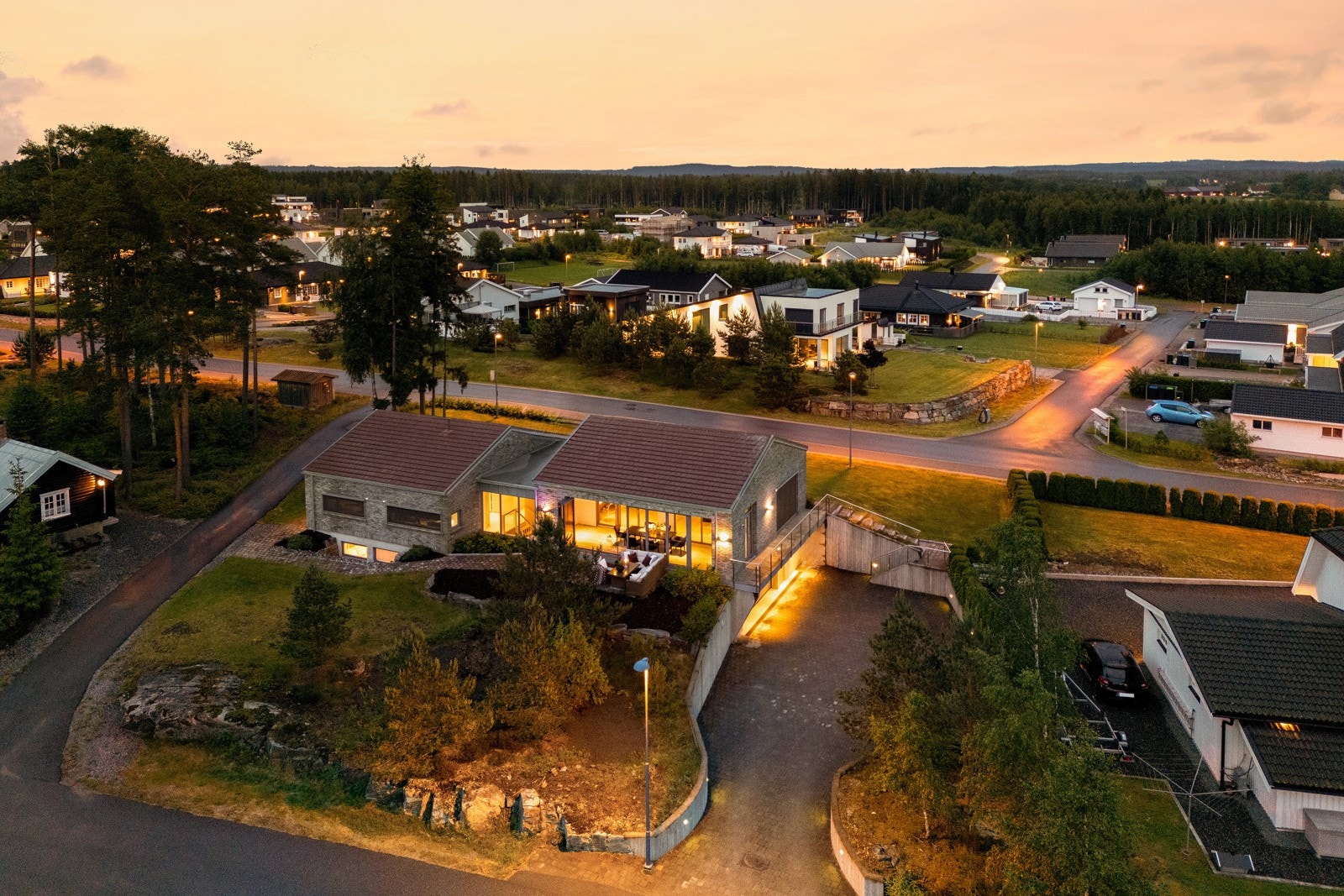 Boligen ligger fint plassert på populære Prestegårdsskogen boligfelt. Galleribilde