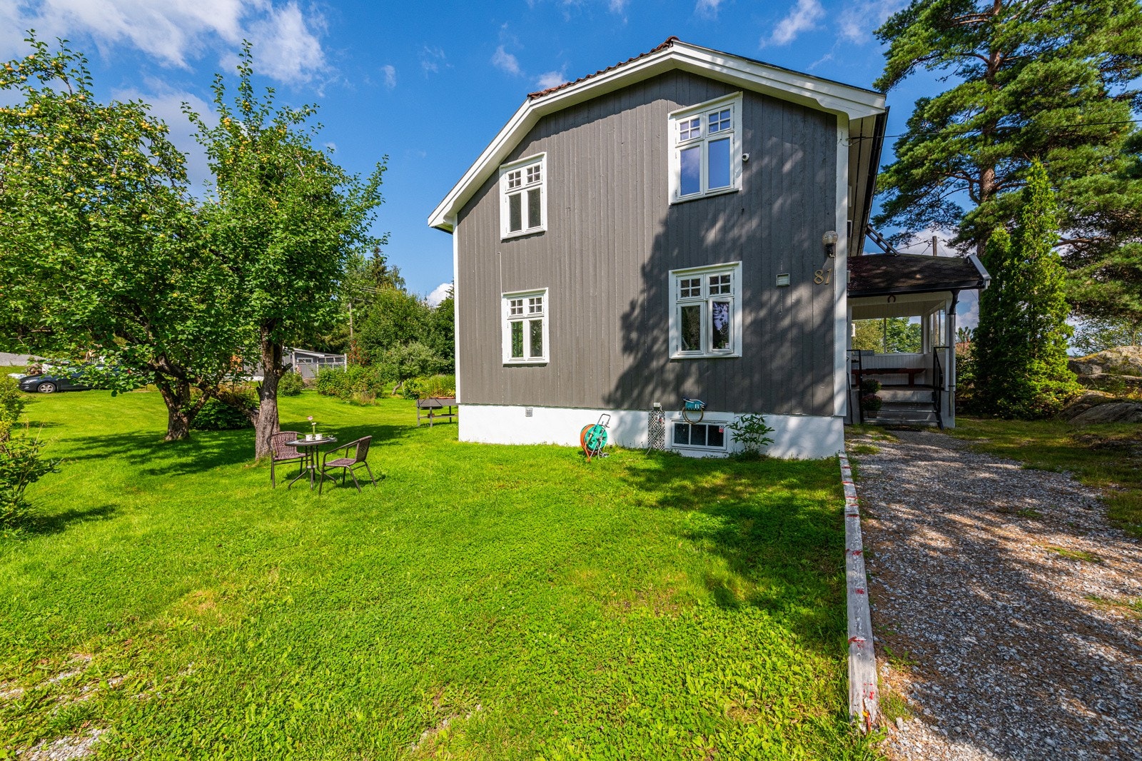 Eneboligen er oppført i 1950 og fremstår som et godt vedlikeholdt bolig hvor flere oppgraderinger i senere tid løfter boligen. Galleribilde