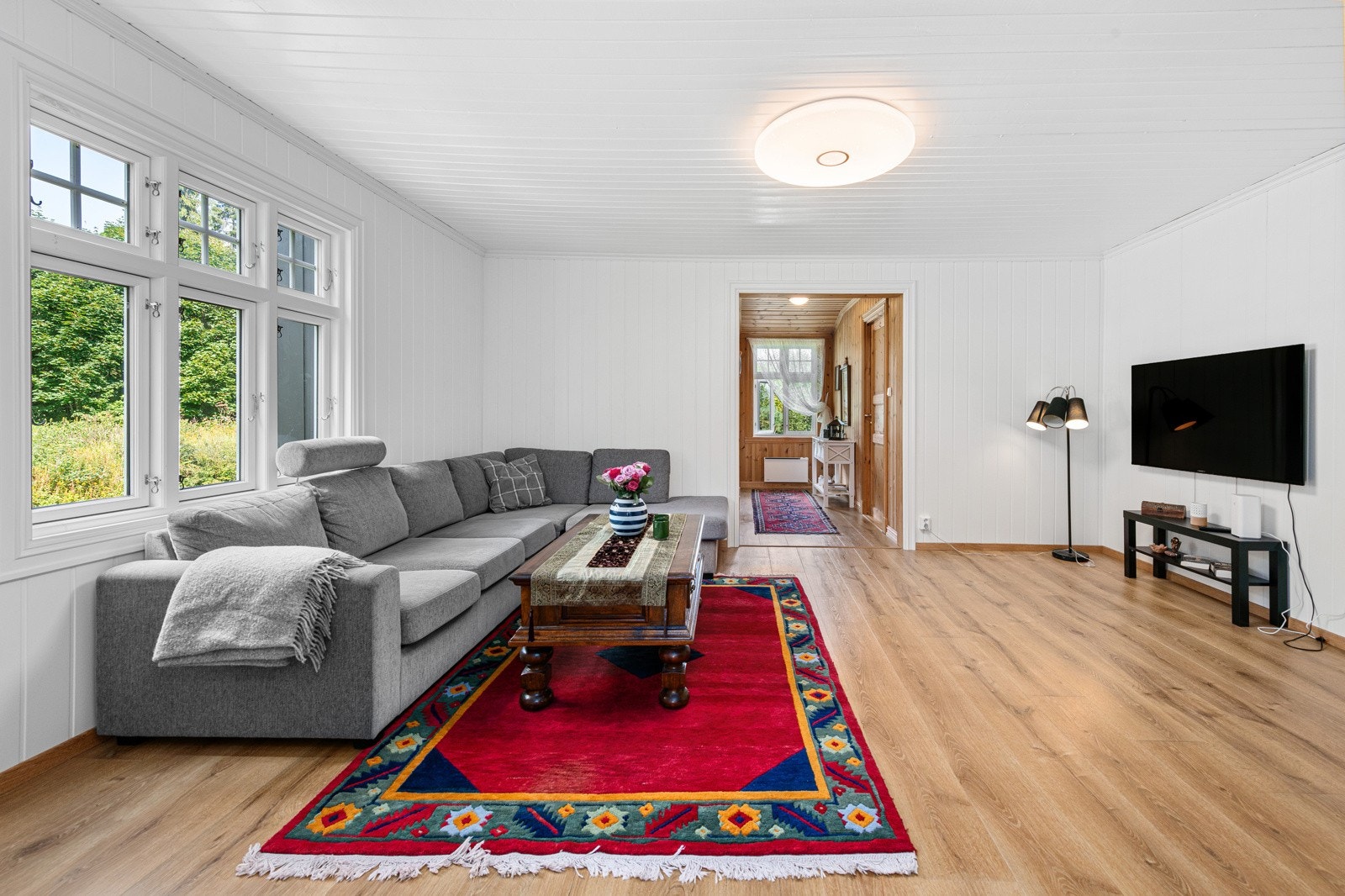 Stuen er åpen og romslig med plass til både stor sofagruppe, ulike hylleløsninger, TV-seksjon og spiseplass. Galleribilde